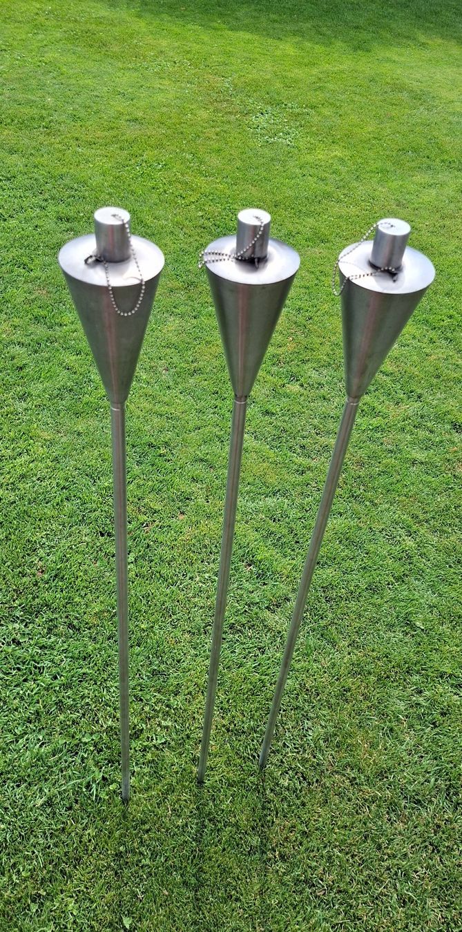 Altro in Decorazioni & Accessori: 3 Gartenfackeln Metall, Deckel mit Kette – Usato da Hinwil venduto da Rado56 1