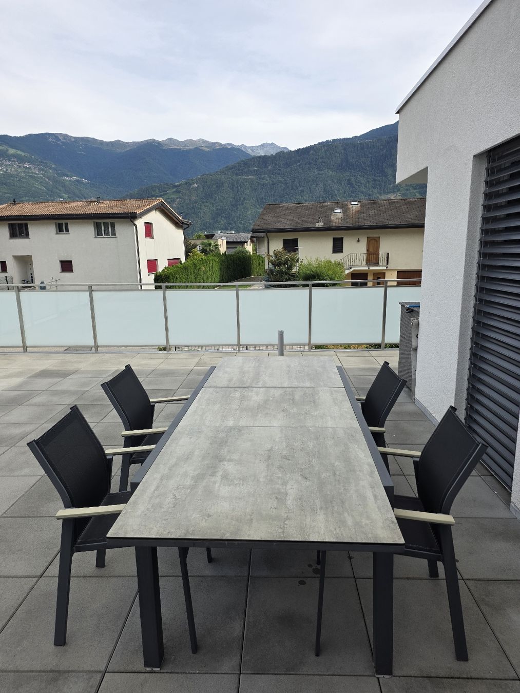 Set di tavolo e panche: Table de jardin et 4 chaises – Usato da Vétroz venduto da tgu_2rjn