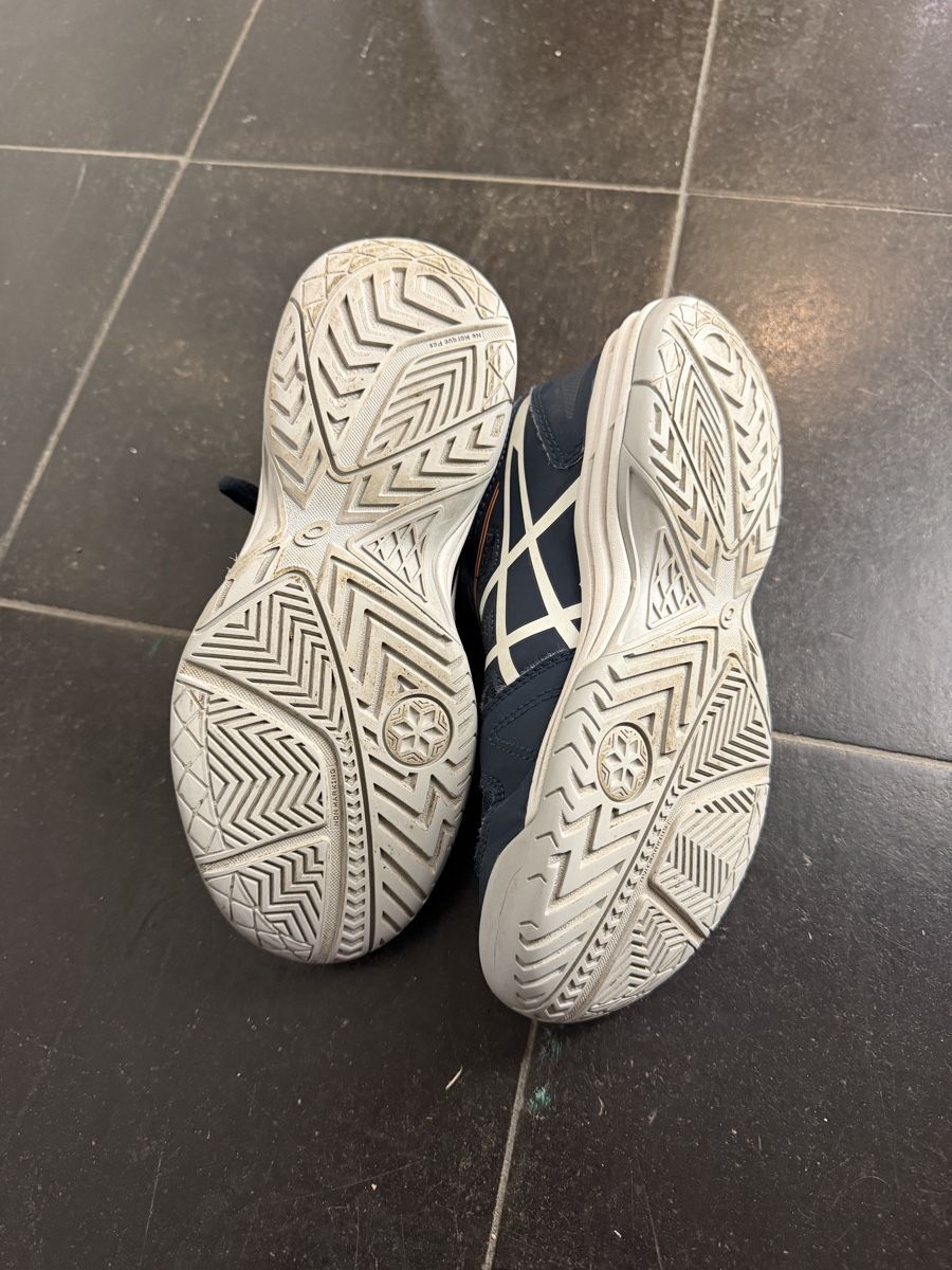 Asics Schuhe für Jungen: Asics Gr. 32,5 – Gebraucht aus Basel von Vaiva1 1