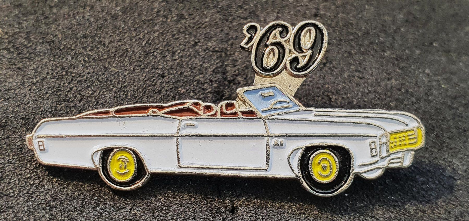 Placchette & Badge: CC591 - Pin Auto Oldtimer '69 – Usato da Reinach BL venduto da Boston-Verkauf
