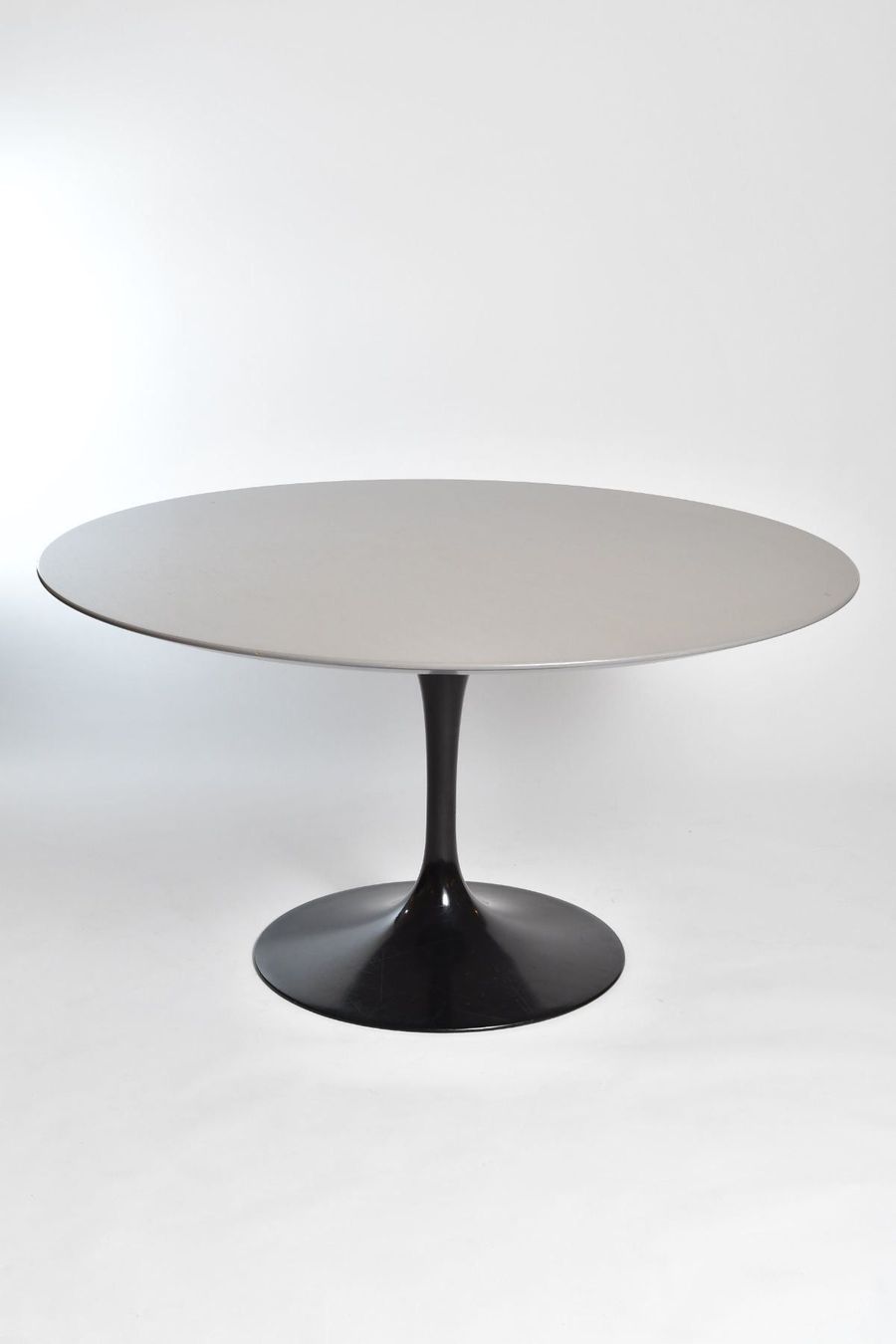 Knoll Tische: Eero Saarinen Tulpentisch 137cm – Gebraucht aus Zürich von IndividumCH 1