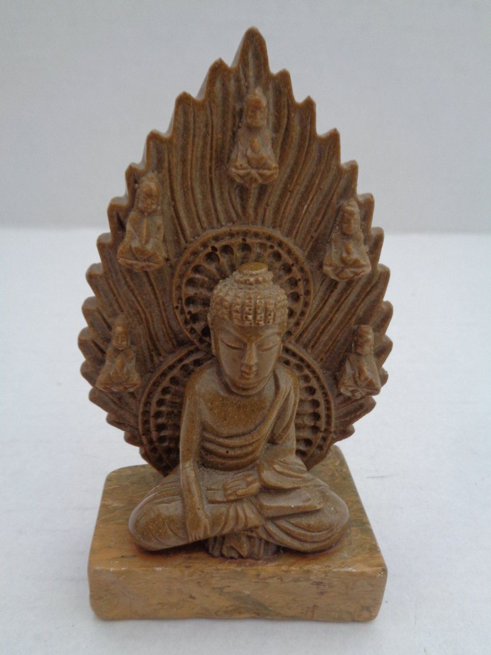 Skulpturen & Statuen: Kleiner Buddha auf Steinsockel – Gebraucht aus Chur von omonia