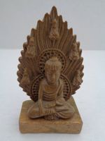 Kleiner Buddha auf Steinsockel