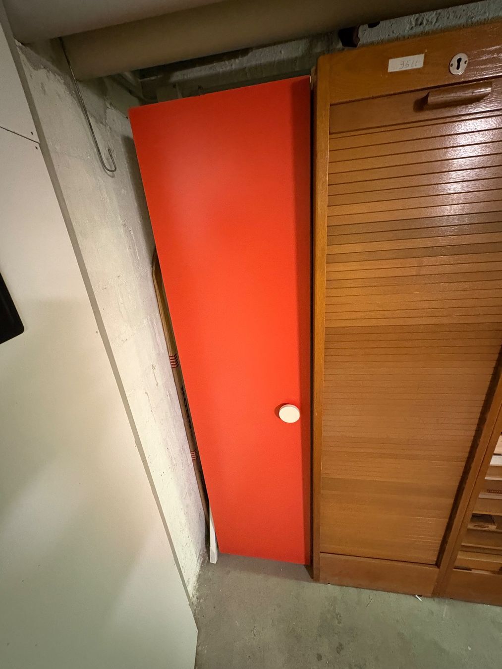 Armoires: Schrank rot, Weiss, mit Schubladen und Fachern – D'occasion à Frick par Rukki