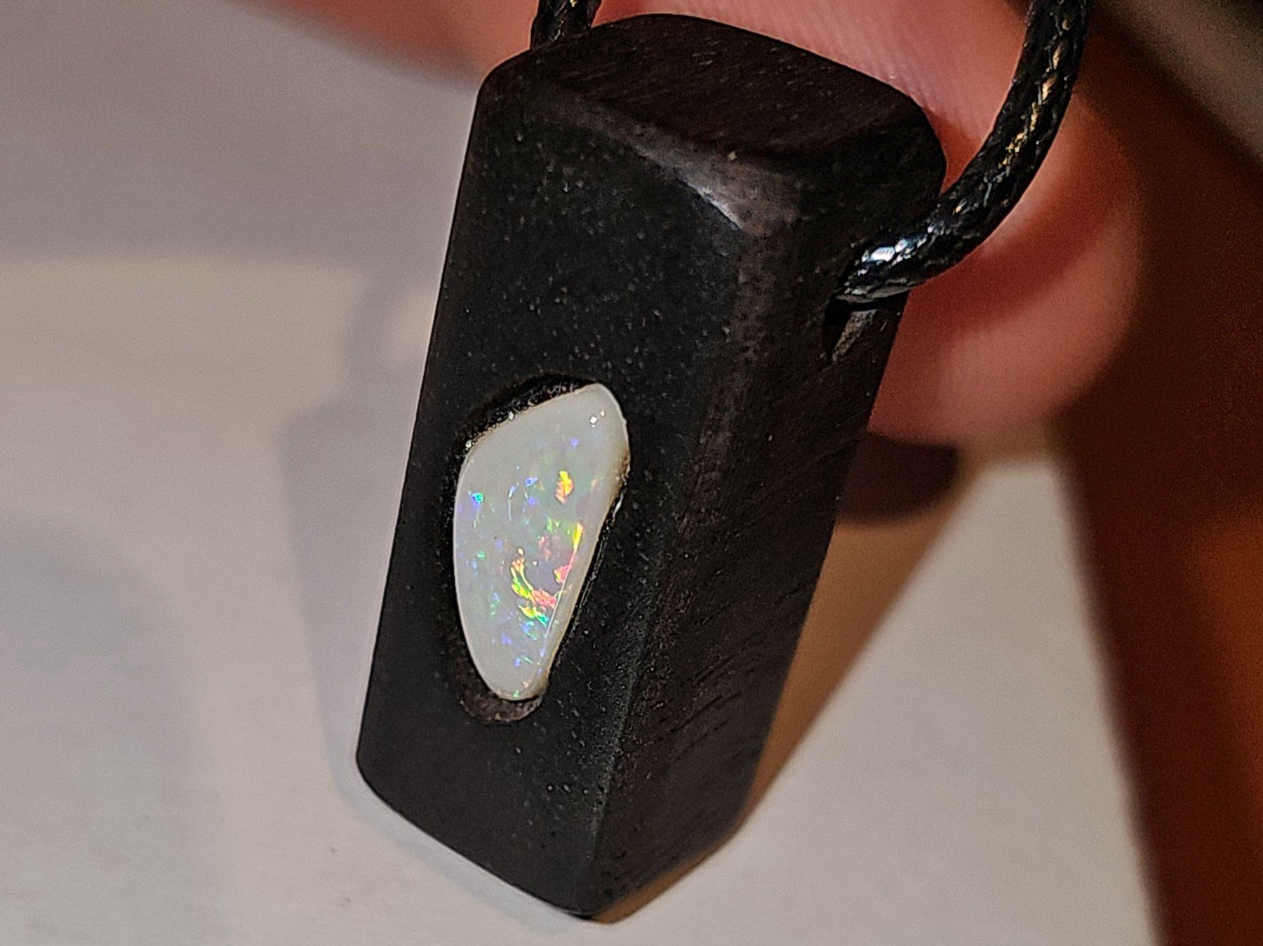 Ciondoli: Australischer multicolor Flashfire Opal im Ebenholz – Nuovo e nell'imballaggio originale da Uerkheim venduto da Winwinner 2