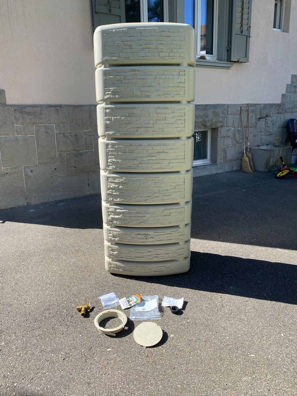 Abbeveratoi e trogoli: 4rain Slim Stone Regenwassertank 500 Liter – Usato da St. Gallen venduto da Ildefons