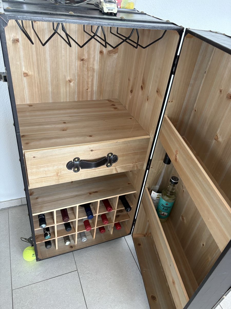 Regale: Barschrank, Kofferdesign, dunkelbraun – Gebraucht aus Kloten von Eilahtan77