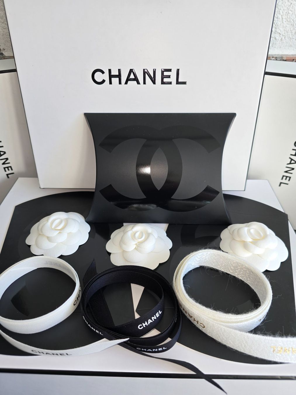 Chanel Sacs: Chanel Verpackung Bänder Kamelien – Neuf avec emballage d'origine à wallisellen par funkelsternchen5 1