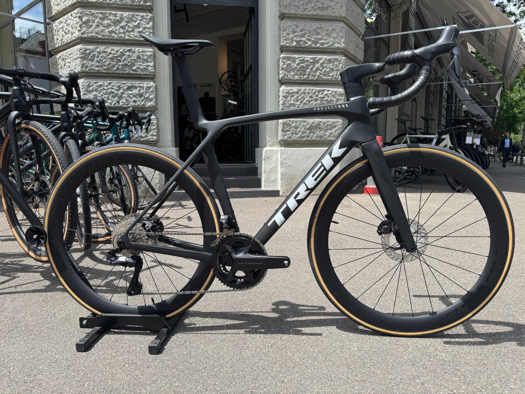 Trek Biciclette: Trek Madone SLR 7 Gen 8, Grösse Medium/Large – Nuovo e nell'imballaggio originale da Zürich venduto da Velofabrik01