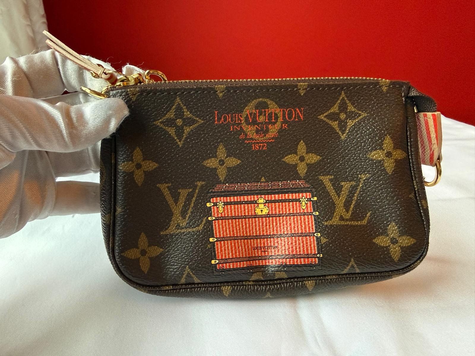 Louis Vuitton Taschen: Louis Vuitton Pochette Trunks Monogram Canvas – Neu (gemäss Beschreibung) aus Oberarth von SSS. 7