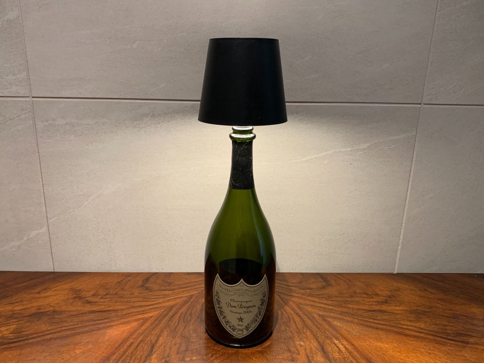 Lampade: Tischlampe für Flasche mit Akku – Nuovo e nell'imballaggio originale da Aarburg venduto da 2..0