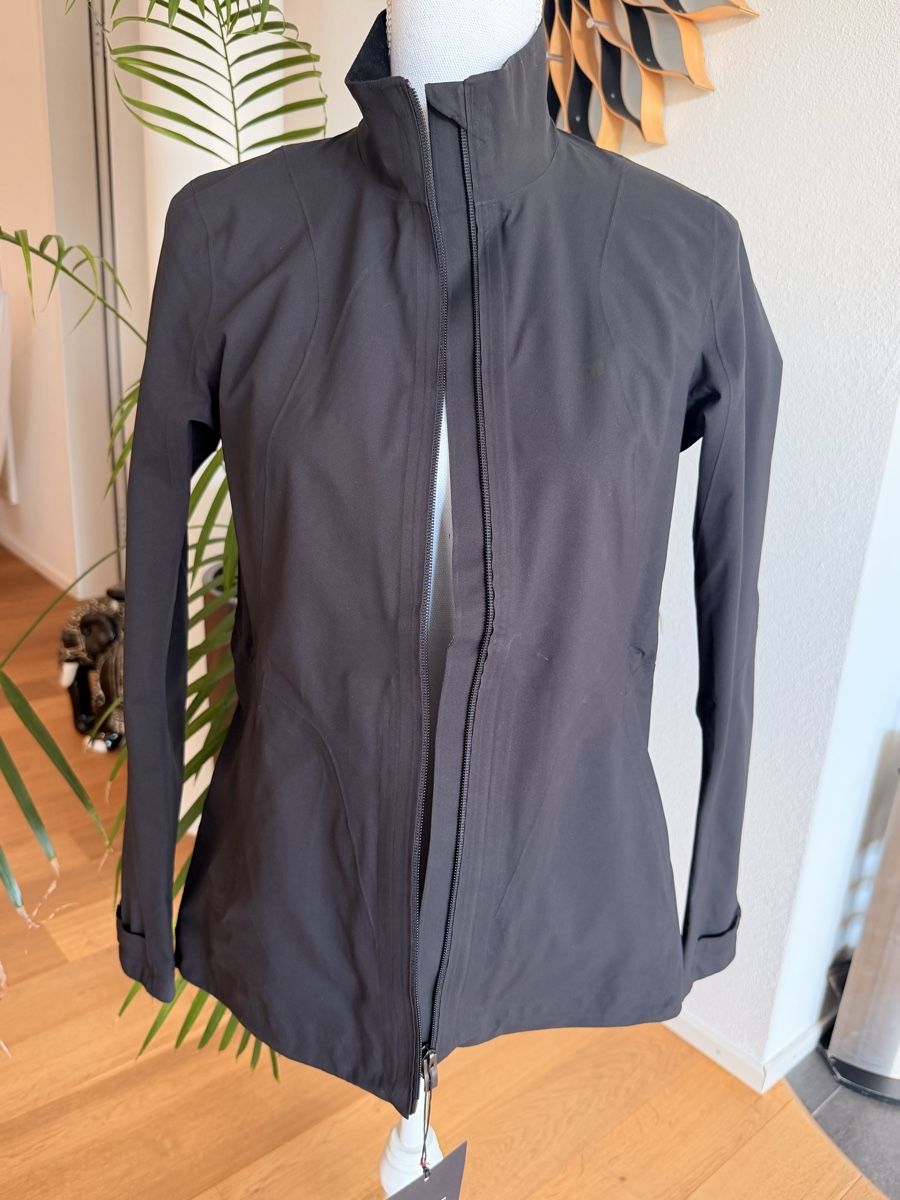 Peak Performance Giacche: Peak Performance Damen Shelljacke, neu mit Etikette, Gr. S – Nuovo e nell'imballaggio originale da Vaduz venduto da hamburg1106