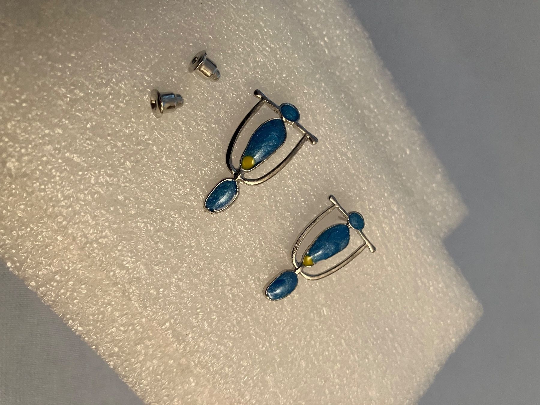 Orecchini pendenti & Orecchini a lobo: Extravagante Ohrstecker, silberfarben mit blauem Stein, NEU – Nuovo (secondo la descrizione) da Affoltern am Albis venduto da Dlotti