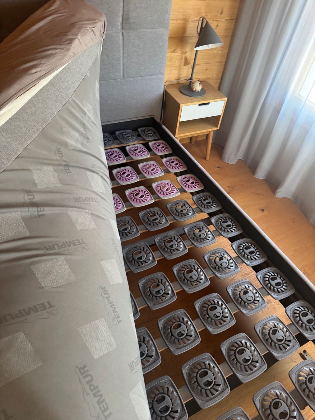 Lits: Tempur Bettgestell mit Matratze grau – D'occasion à Zuchwil par Bluejay79 8