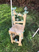 Gartenskluptur: Stuhl aus Ton mit Raben von Ueli Schmutz