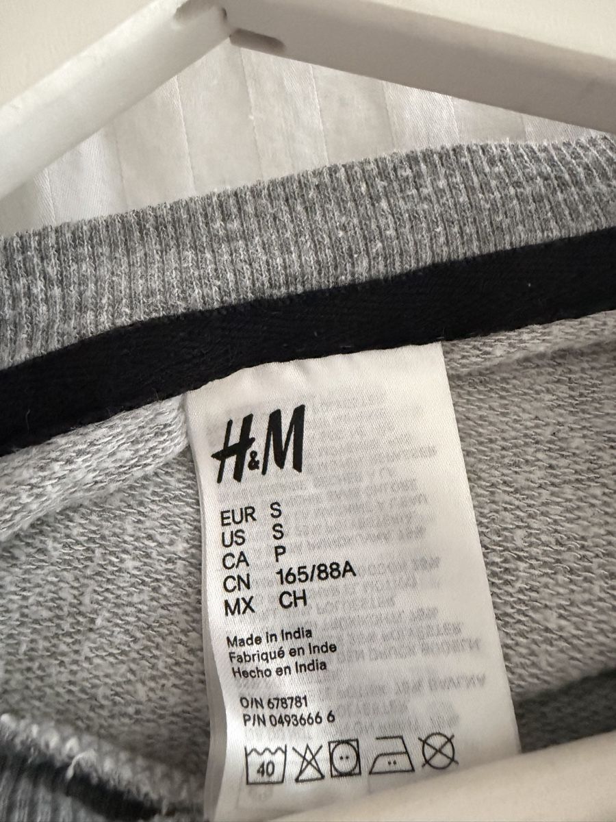 H&M Pullover & Sweatshirts: Grauer H&M Pullover mit Sternen, Grösse S oversize – Gebraucht aus Au ZH von FMRF 1