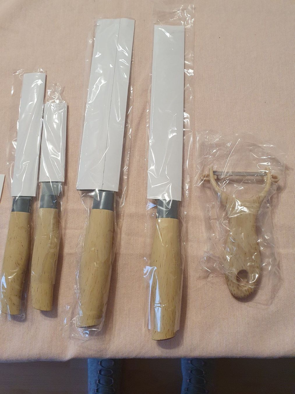 Messer: Messer Set 4 teilig mit Schäler 4 Sets und Schärfer – Neu und originalverpackt aus Klingnau von Fee1960