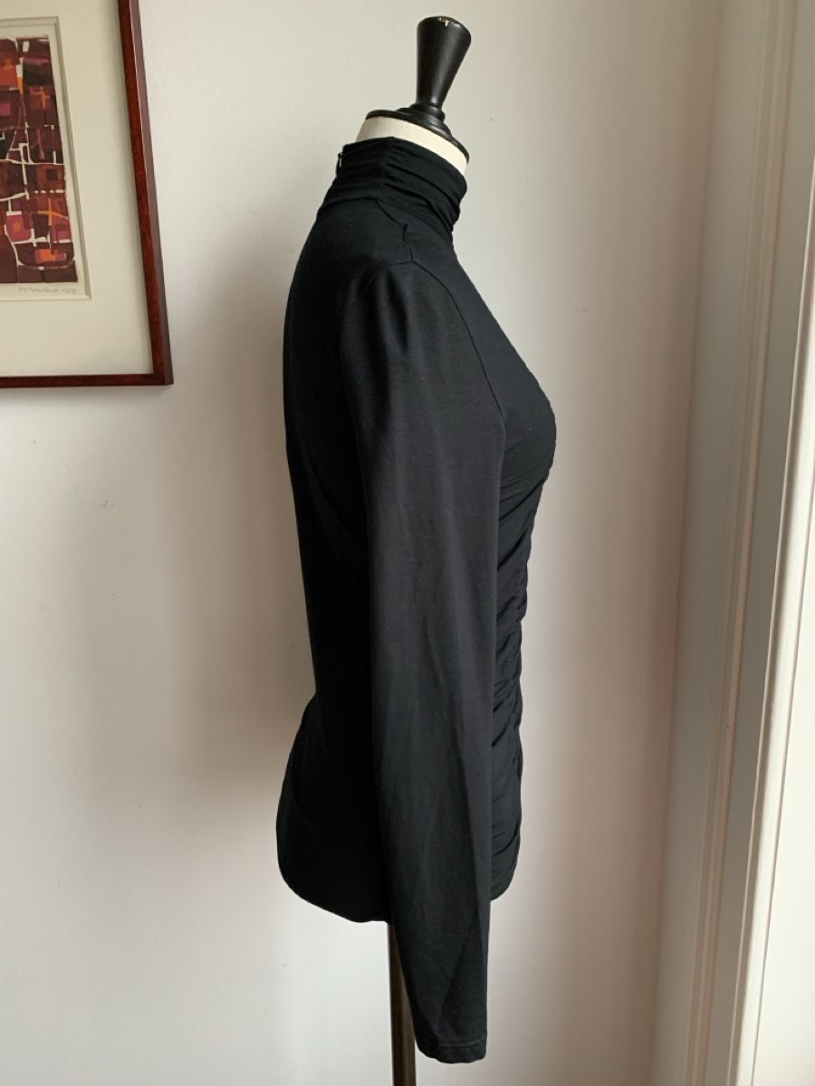 Akris Maglioni & Felpe: AKRIS: Exklusiver geraffter schwarzer Rollkragenpullover, 38 – Nuovo (secondo la descrizione) da Luzern venduto da designluzern 2