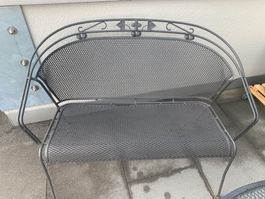 Gartentisch mit drei Stühlen und einem Sitzbank