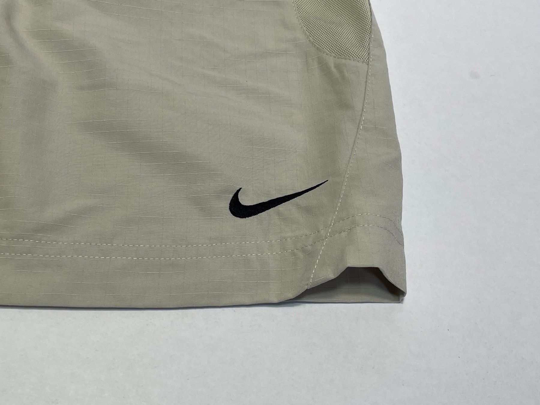 Nike Pantaloni: Vintage Y2K Nike Short Rip Stop Gr S – Usato da Zürich venduto da le_souk 2