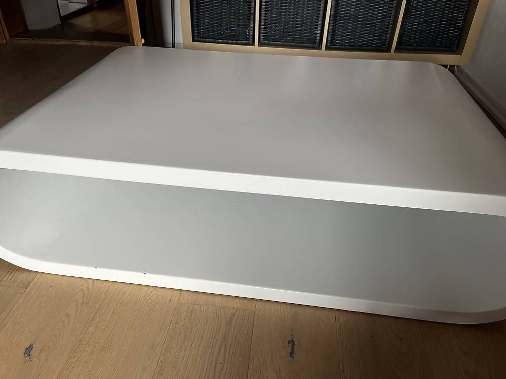 Tische: Couchtisch weiss rundliche Form – Gebraucht aus Mettmenstetten von sabina89 1