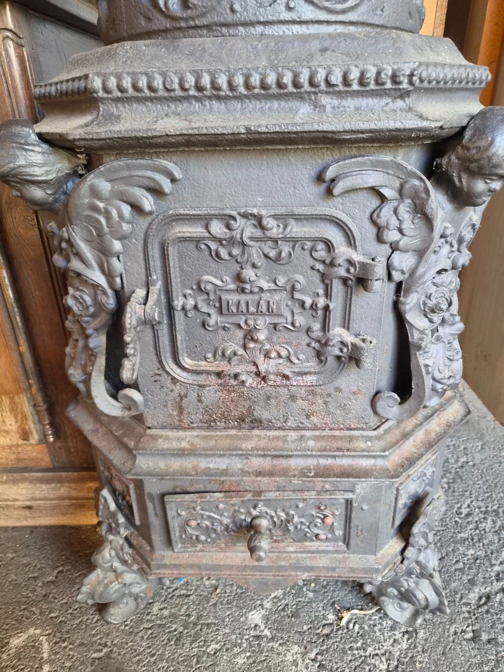 Altri mobili d'antiquariato: Spektakulärer Stubenofen – Usato da La Neuveville venduto da mpe_87b8 2