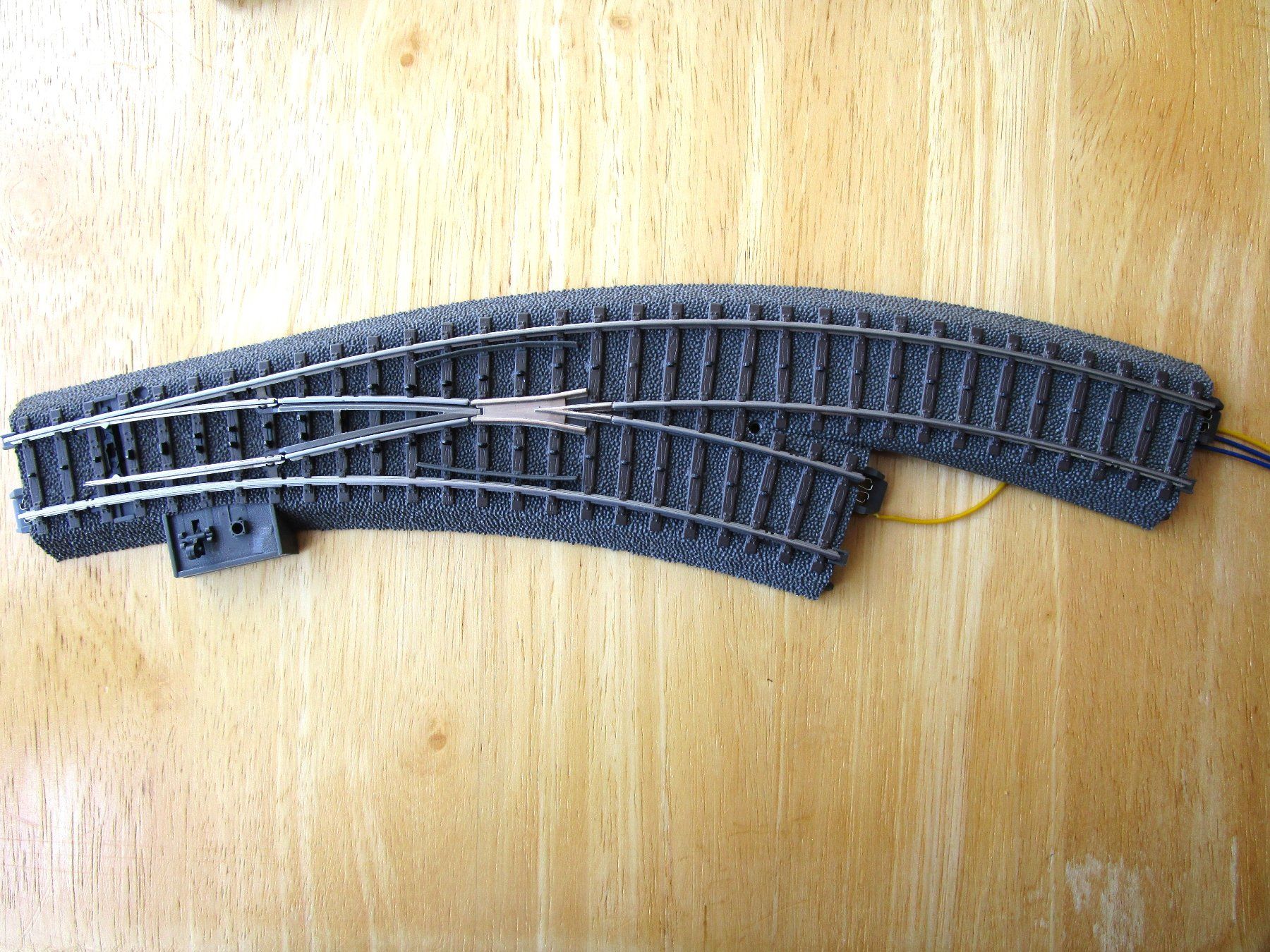 Märklin Modelleisenbahnen: Märklin H0 C-Gleis Weiche parallel Bogen-Weiche – Gebraucht aus Herzogenbuchsee von Schulelo