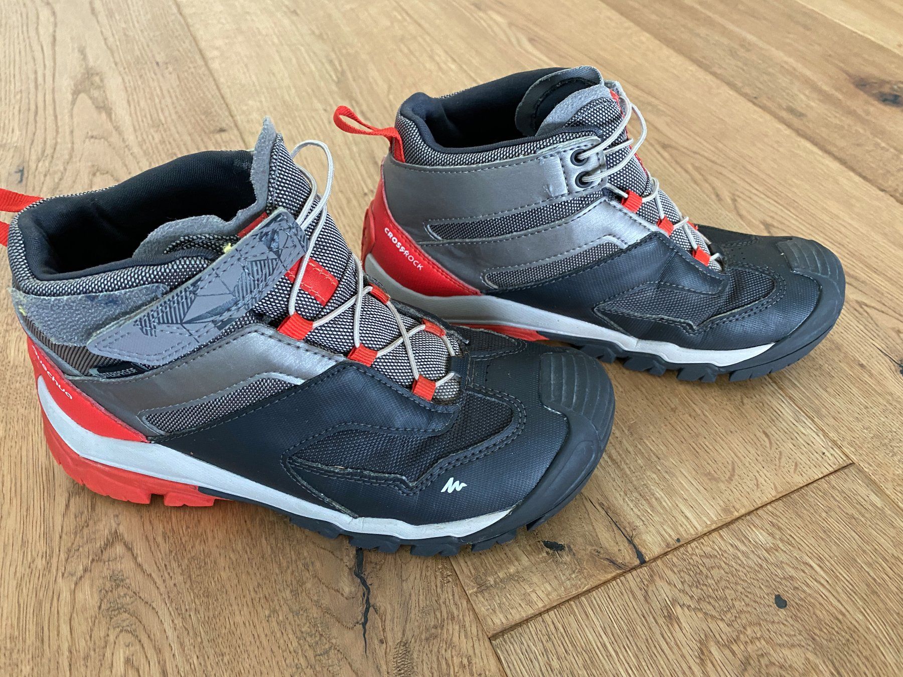 Decathlon Scarpe per ragazzi: Wanderschuhe v. Decathlon, Gr. Wasserdicht Gr. 34 black – Usato da Steinerberg venduto da luckyfin 1