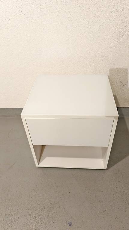 Tables de nuit: Nachttischmöbel mit Glasabdeckung – D'occasion à Meggen par Silunietli2 2