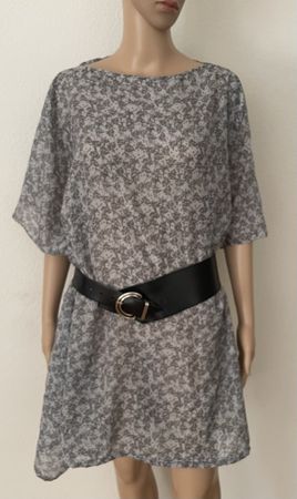 Leichtes Kleid mit Muster und breitem Guertel Grösse M