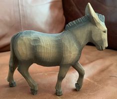 Huggler Brienz, Esel schreitend Holz, Krippenfigur