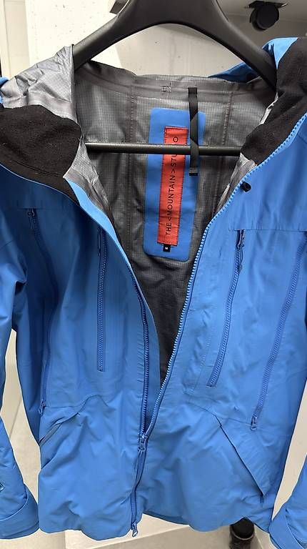 Vestes: The Mountain Studio GoreTex Pro Jacke – D'occasion à Engelberg par NicoleKilian 2