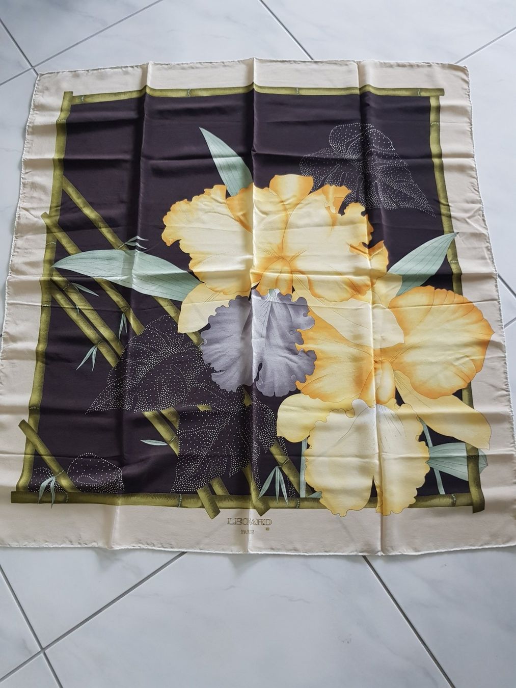 Foulard & Sciarpe: Wunderschönes Seidenfoulard von Leonard Paris – Usato da Stansstad venduto da leoni66