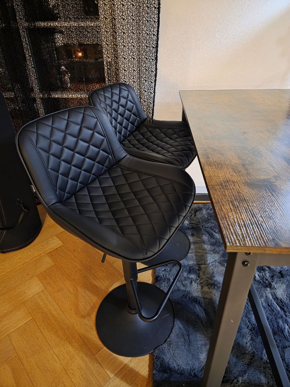 Ensemble table et chaises: Tisch mit 2 Barhockern – D'occasion à Sempach par Metallady86 1