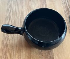 Schwarzes Fondue-Caquelon mit Rechaud