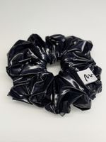 Handgemachter XL Scrunchie Schwarz – glänzend & voluminös 