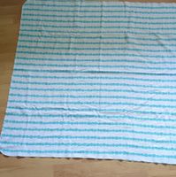 Dünne Babydecke mit Streifenmuster hellblau weiss