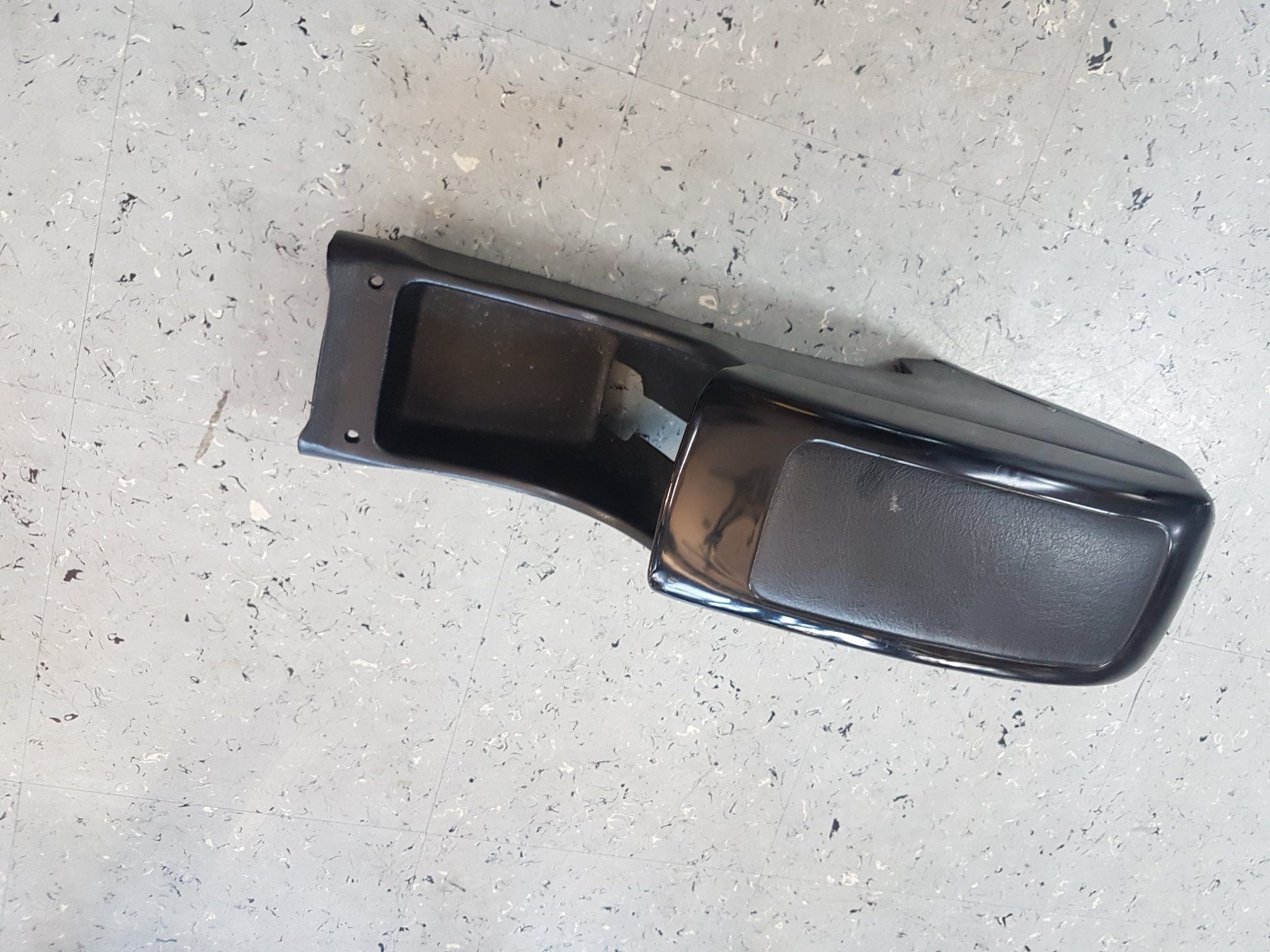 Tutti pezzi di ricambio auto: Auto Mittel Konsole Universal Armlehne – Usato da Oberägeri venduto da 455 3