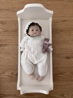 Antiker Porzellan Puppe mit Teddybär und Bett