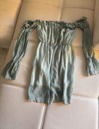 Kleid schulterfrei Gruen Groesse M 4704312631