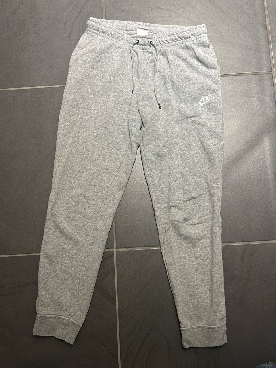 Nike Pantaloni: Nike Jogginghose – Usato da Niederurnen venduto da hee_s95t 1