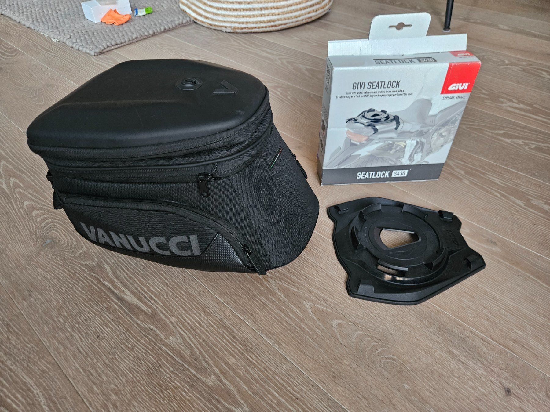 Vanucci Taschen: Vanucci Tankrucksack + Givi Seatlock S430 – Gebraucht aus Zürich von sim_ndx7