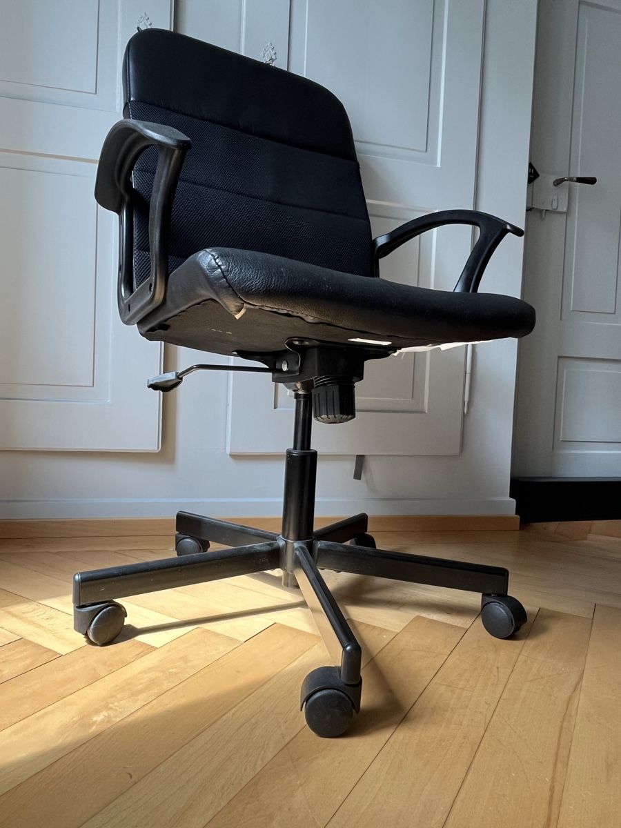 Chaises: Bürostuhl Leder Stoff schwarz Rollen – D'occasion à Zürich par Sel_777 3
