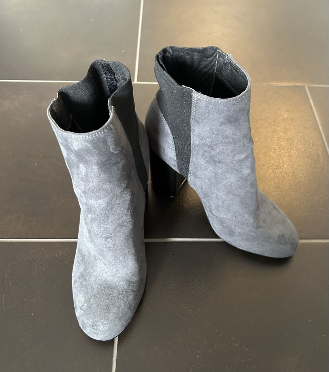 Scarpe da donna: Graue Wildleder Stiefeletten mit Absatz Gr. 37 – Nuovo (secondo la descrizione) da Au ZH venduto da ber_2mtp 2