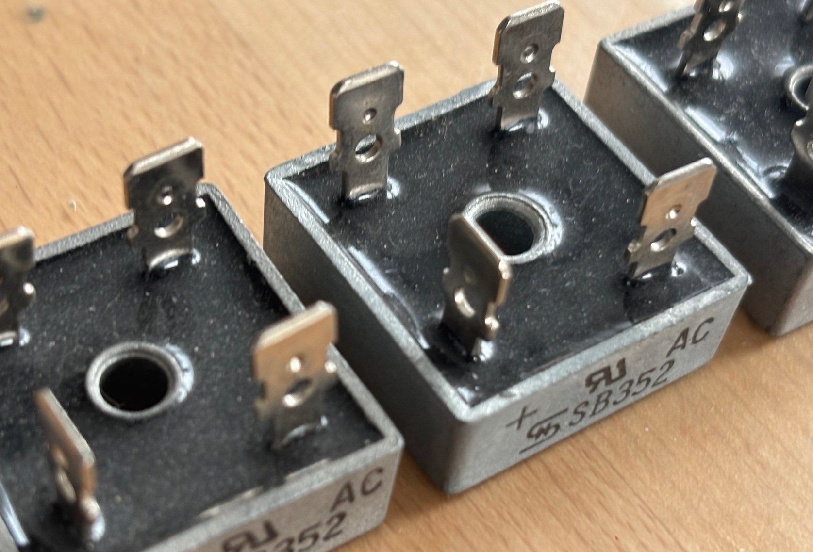 Componenti elettronici: Brückengleichrichter 35A 200V, High Current – Nuovo (secondo la descrizione) da Bassersdorf venduto da Antaris01 1