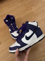 Baskets Nike Dunk High blanc et violet, bon état