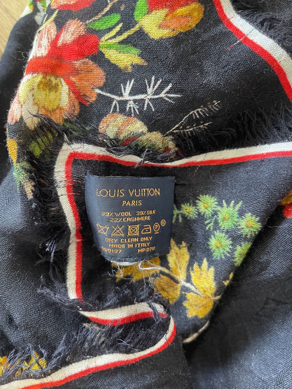 Louis Vuitton Foulard & Sciarpe: Louis Vuitton Seidenschal, Blumenmuster – Usato da Horgen venduto da Sol-verde 2