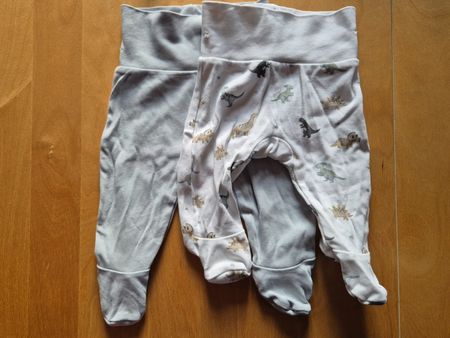 2 Hosen mit Füssen, blau + Dinos, Grösse 56, wie neu