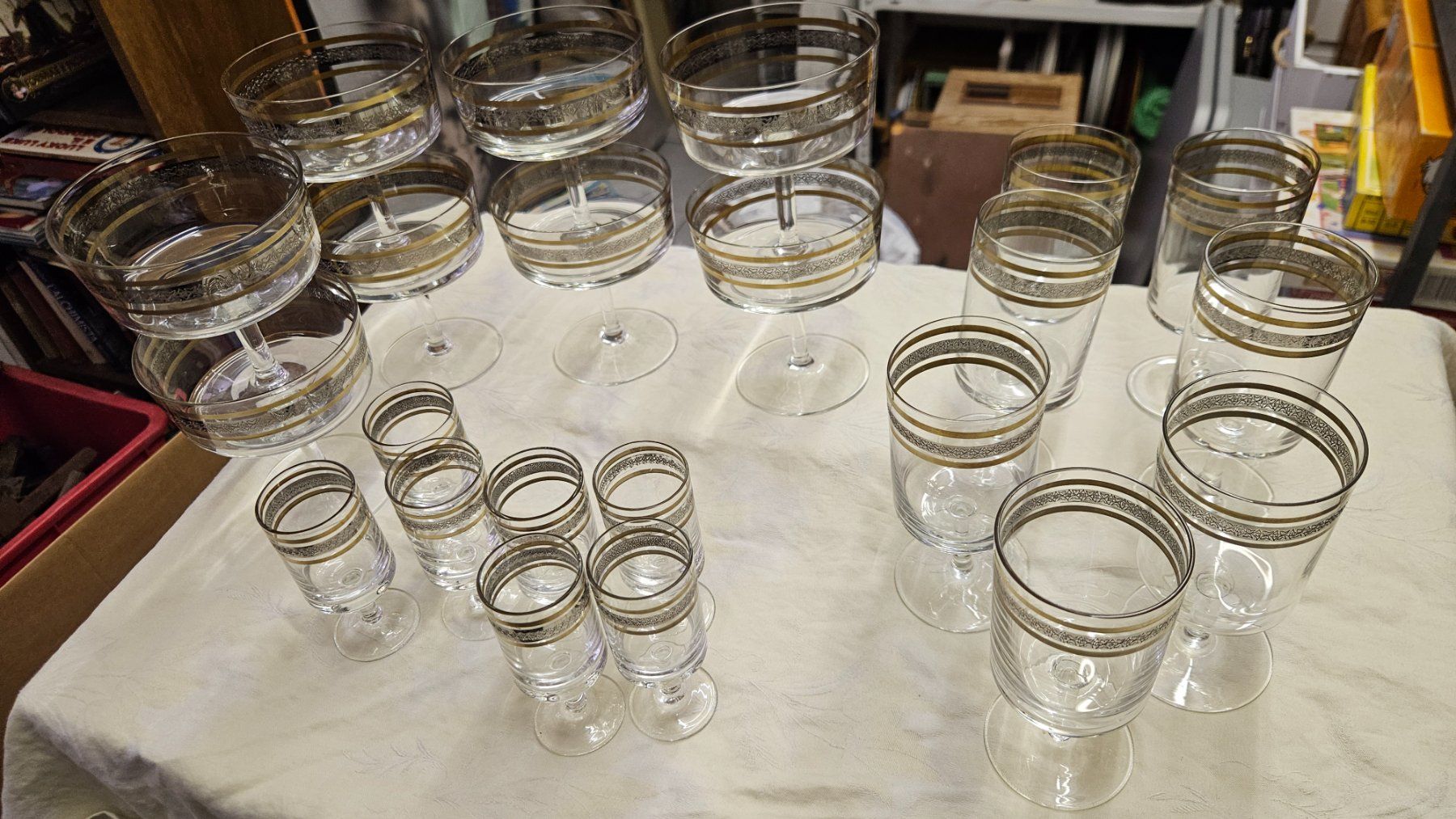 Bicchieri: Serie di bicchieri con righe oro e argento (8+7+7) – Usato da Melano venduto da H-Sara