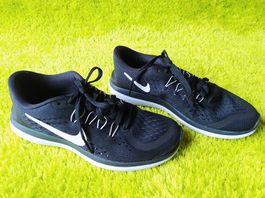 Turn- Lauf - Sportschuhe Nike Grösse 35 NEU